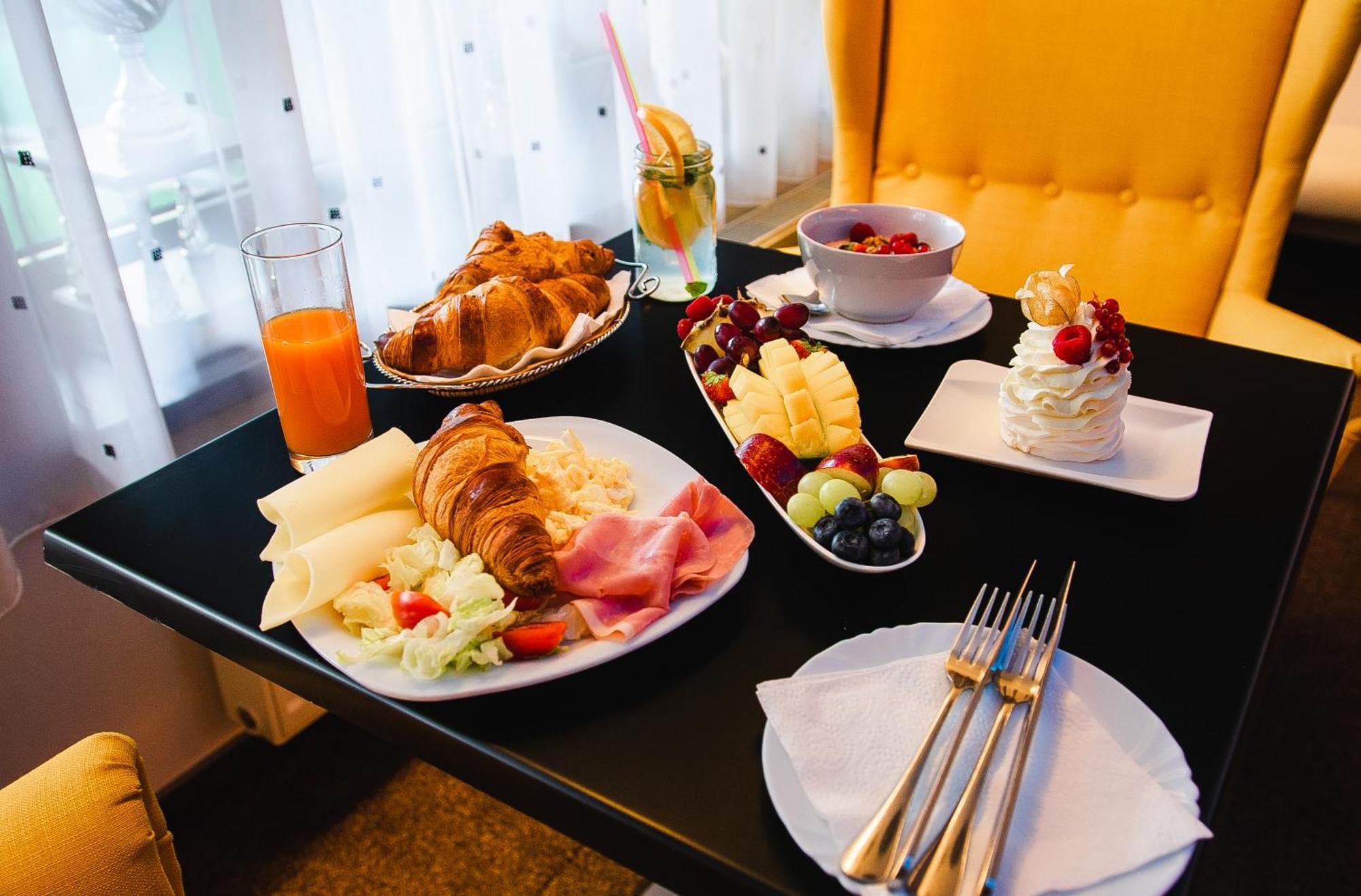 Aerocafe Hotel ปาร์ติซานสเก ภายนอก รูปภาพ